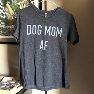 Women’s Tee Shirt Size M Medium “DOG MOM AF”